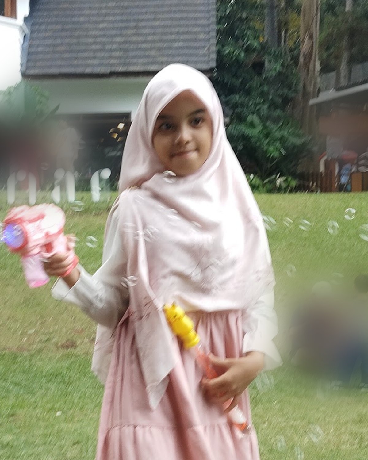 Foto Yasmin FMP sedang bermain gelembung di taman